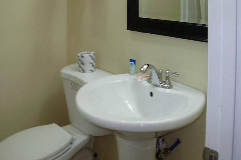 Hotel Rodeway Bristol Near Sesame Place 2*