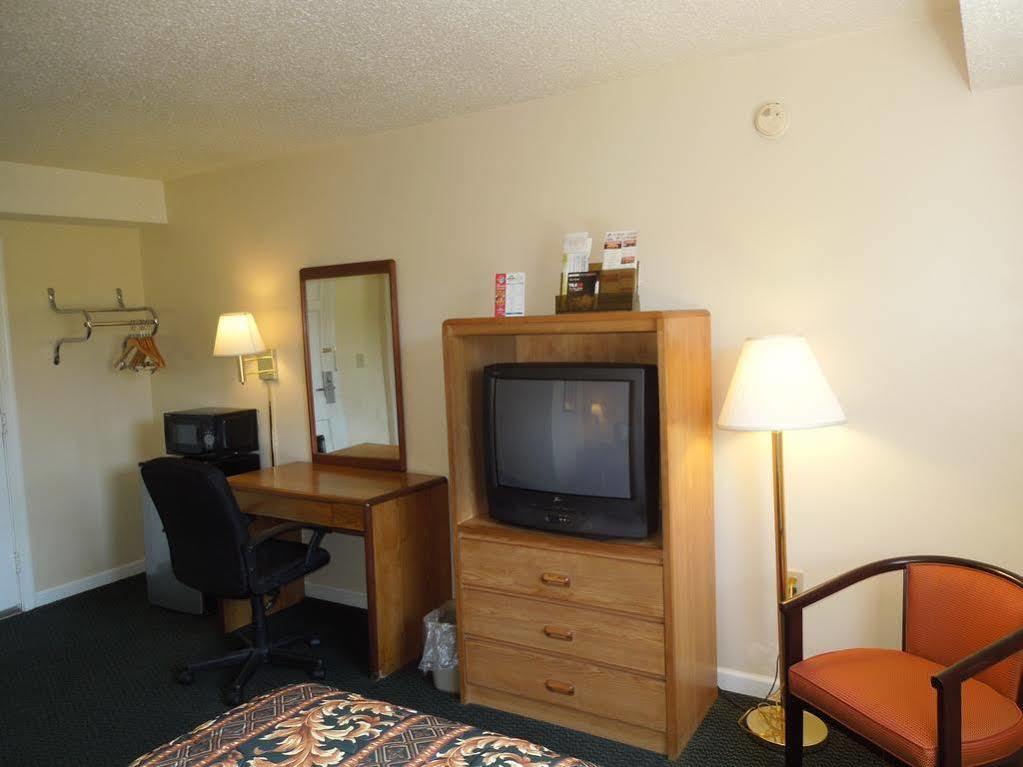Hotel Rodeway Bristol Near Sesame Place 2*