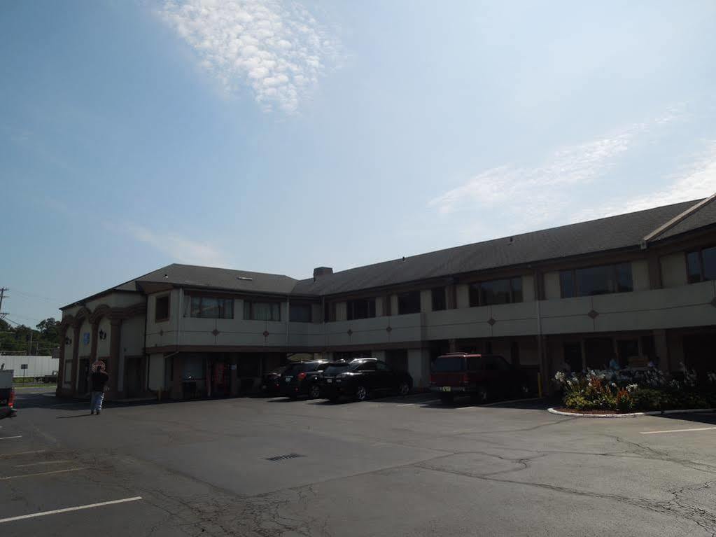 Hotel Rodeway Bristol Near Sesame Place 2*
