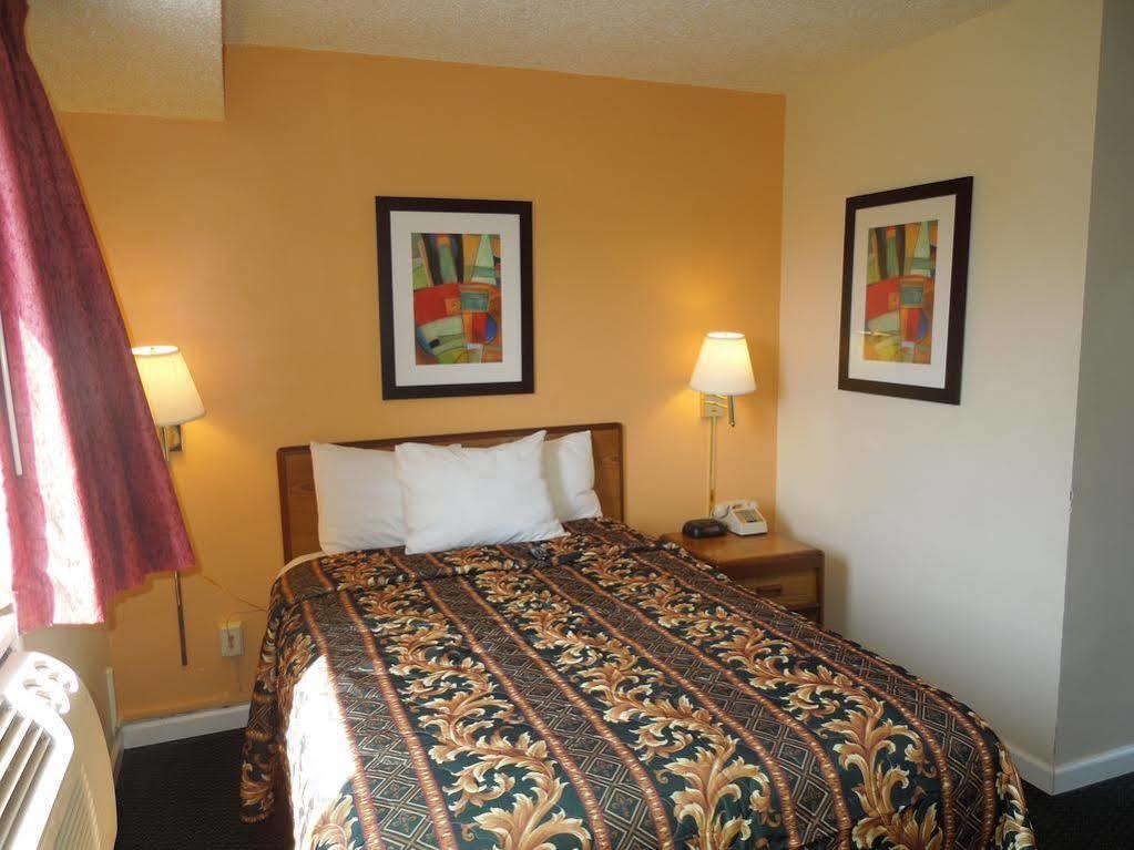 Hotel Rodeway Bristol Near Sesame Place 2*